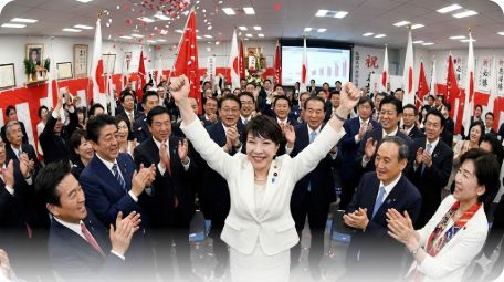 이곳에 관련 이미지 삽입: 환호하는 다카이치 사나에와 자민당 선거 본부의 열띤 분위기