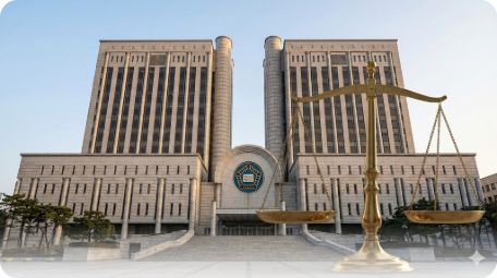 이곳에 관련 이미지 삽입: 법원 청사 전경 또는 정의를 상징하는 저울 이미지