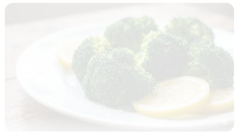 이미지 추천: 하얀 접시 위에 짙은 초록색이 선명하게 살아있는 살짝 데친 브로콜리가 놓여 있고, 그 옆에 신선한 레몬 조각이 곁들여진 클로즈업 사진